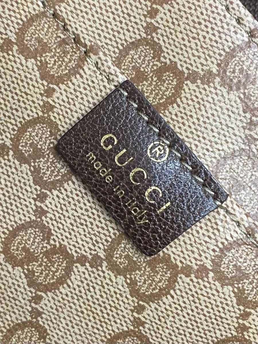 Кожаная нашивка с золотистым тиснением Gucci made in italy на канвасе GG