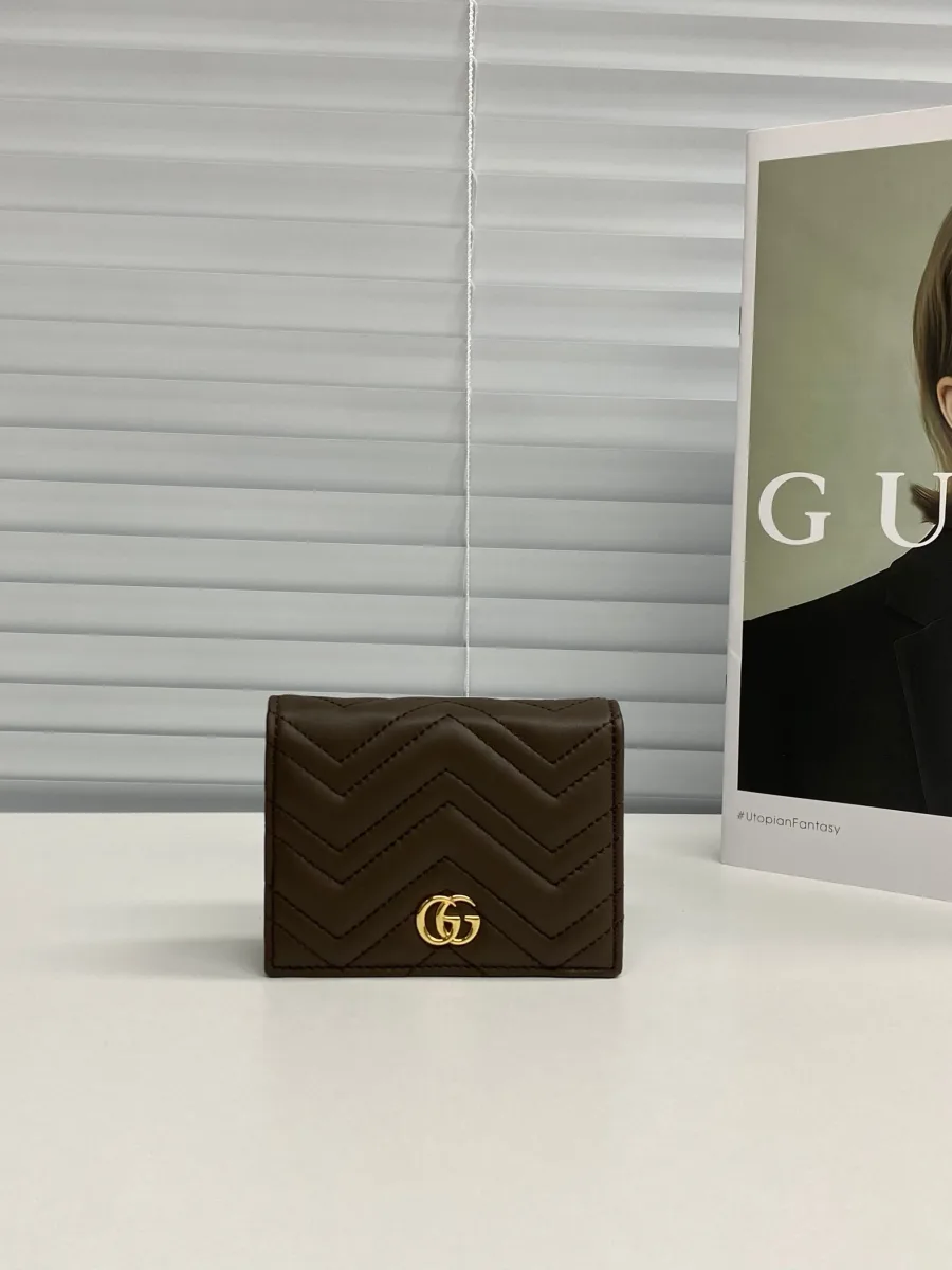 Компактный кошелек GG Marmont серо-коричневого цвета со стеганым шевроном и логотипом Double G