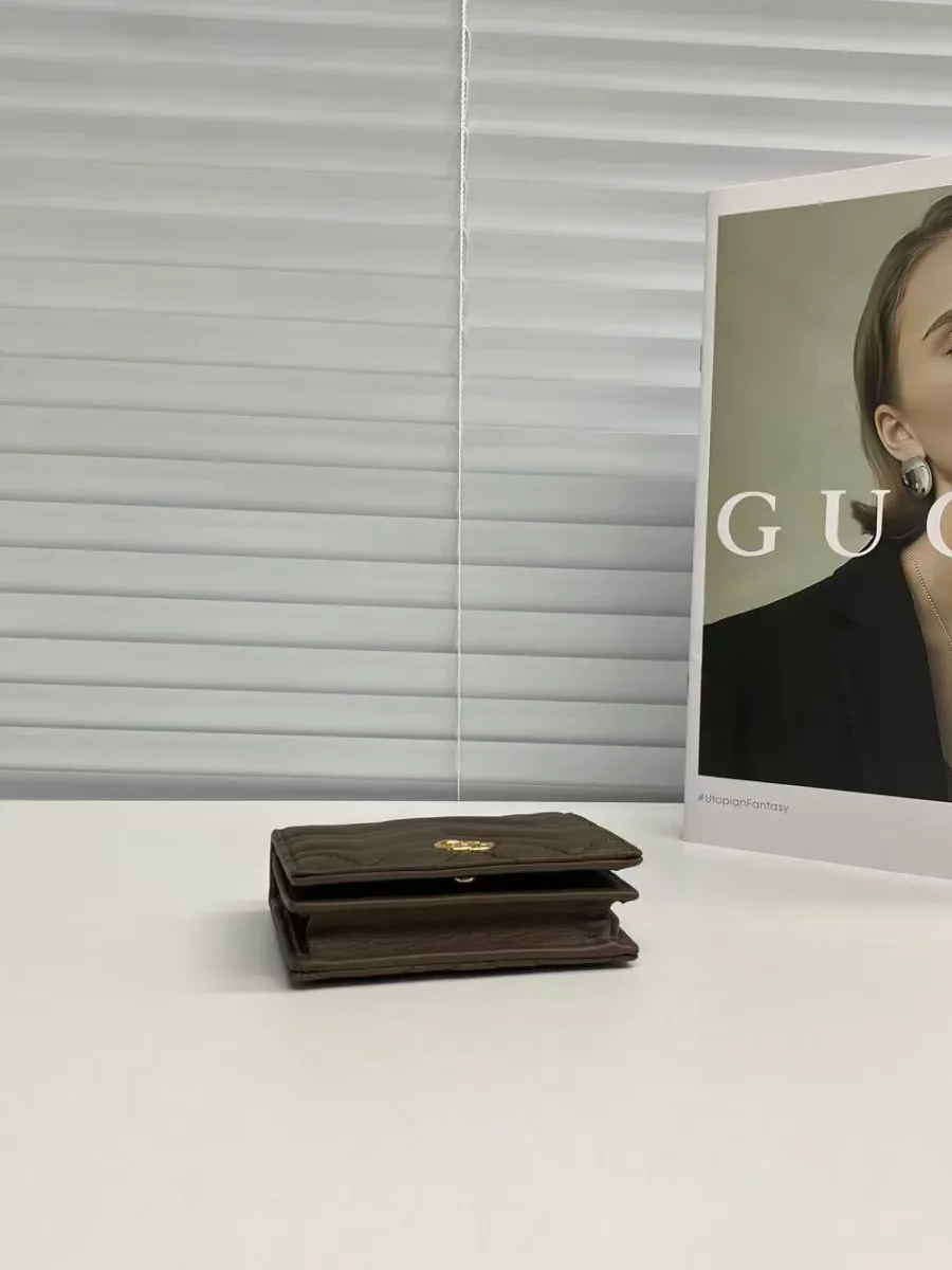 Кошелек GG Marmont в сложенном виде, вид снизу на аккуратные грани