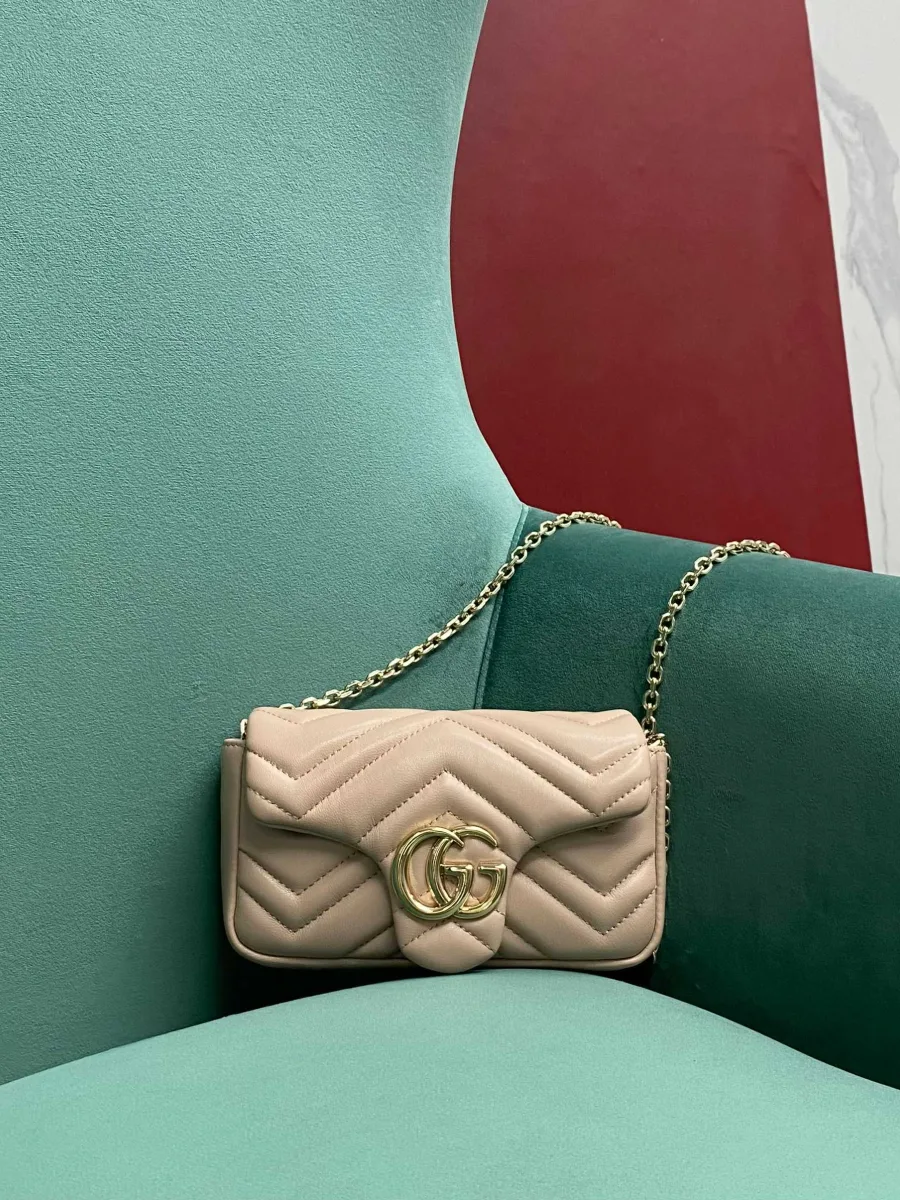 Нежно-розовая мини-сумка GG Marmont на плечо с золотистой пряжкой Double G, вид спереди