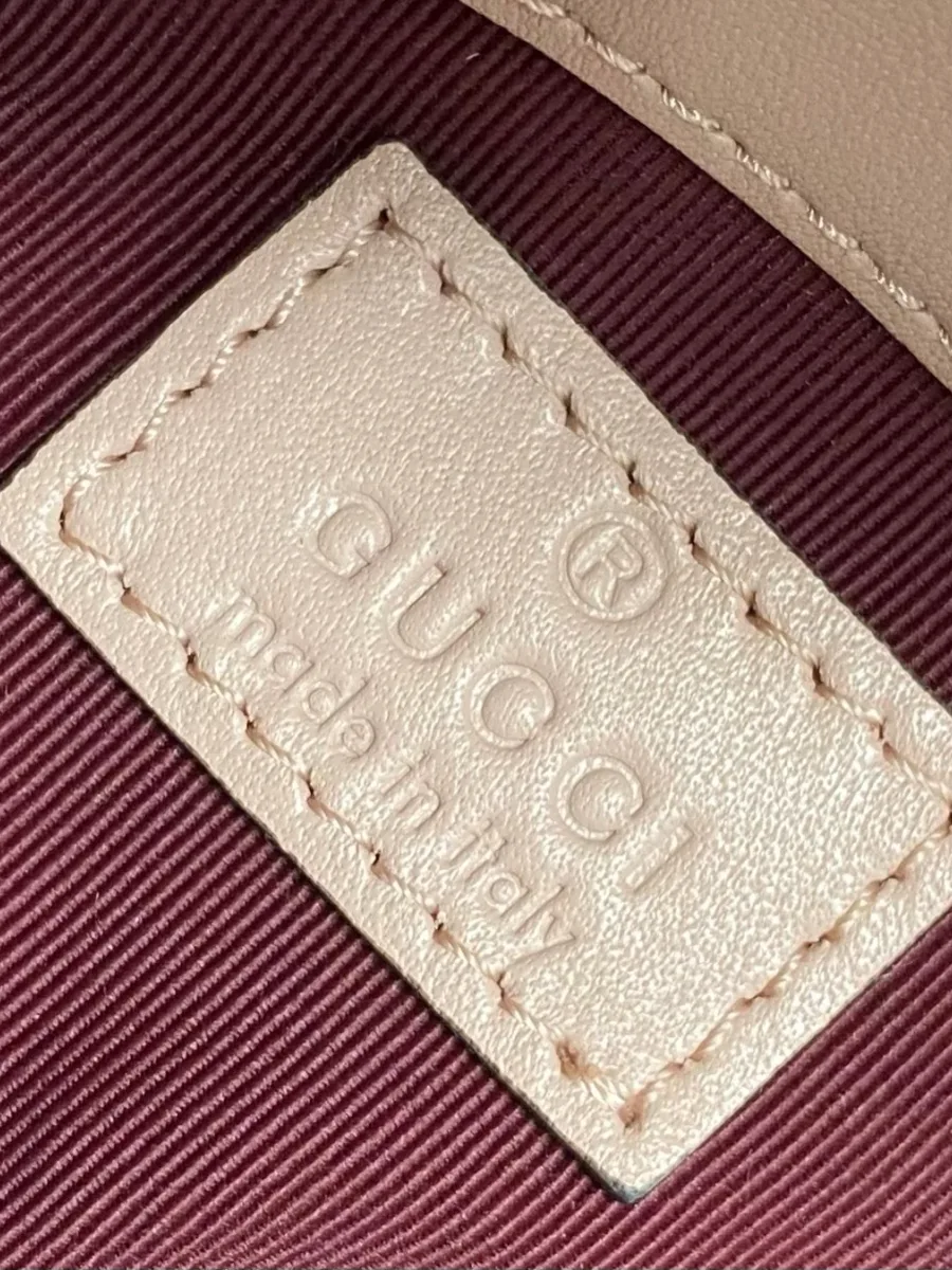 Кожаная нашивка внутри с тиснением логотипа Gucci Made in Italy