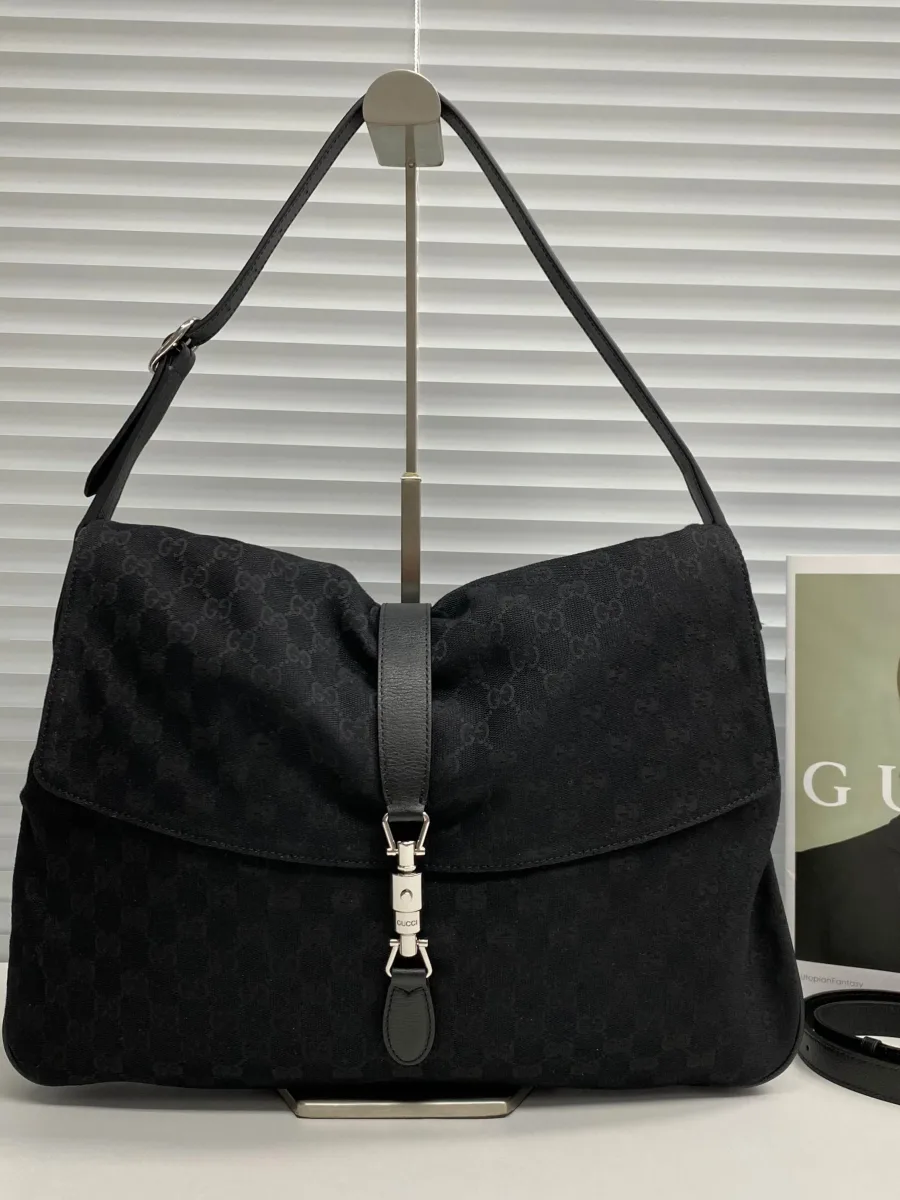 Чёрная сумка Gucci Jackie 1961 из канваса GG, вид спереди с замком-поршнем
