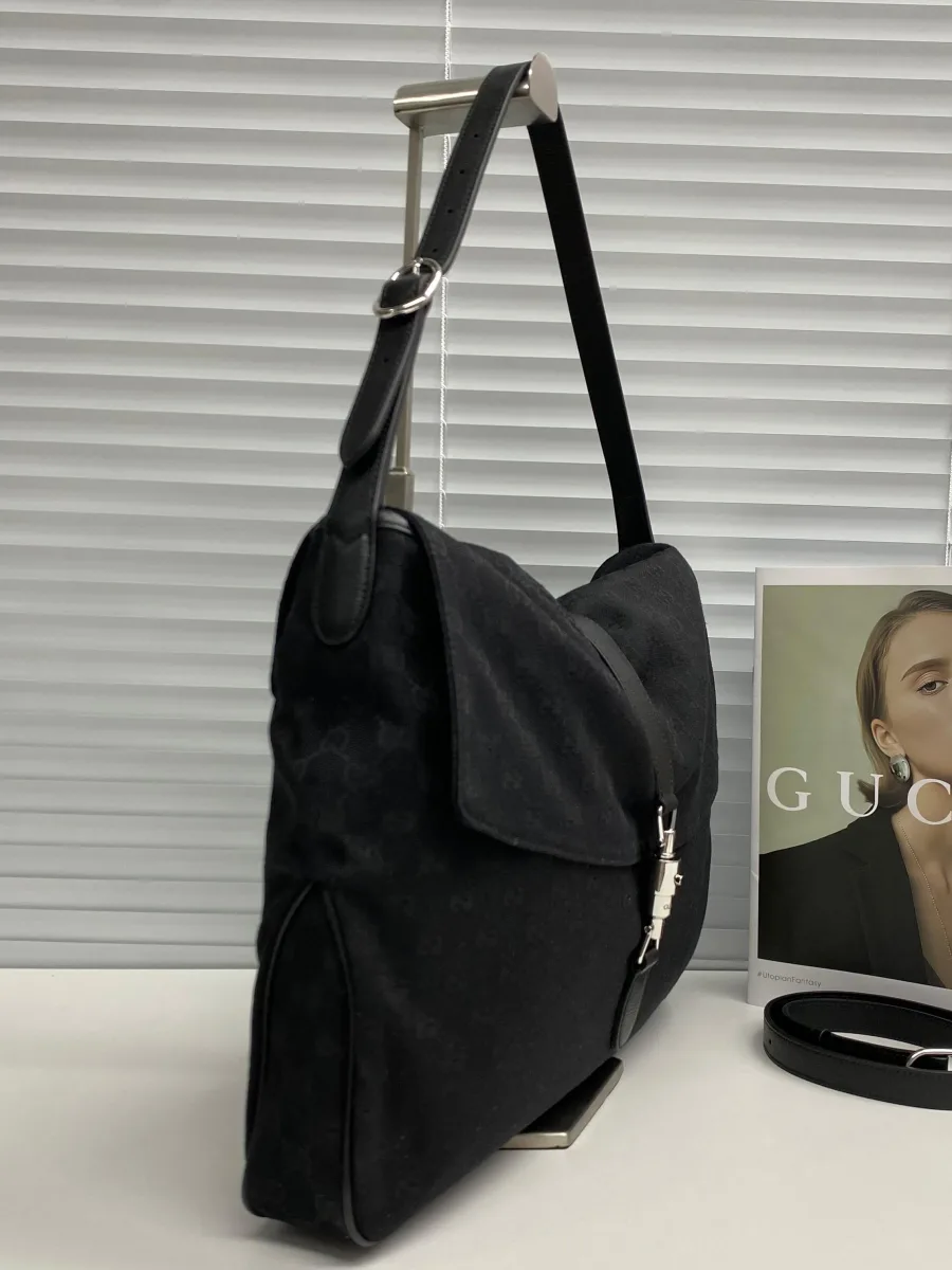 Сумка Gucci Jackie 1961 из чёрного канваса и кожи, вид сбоку