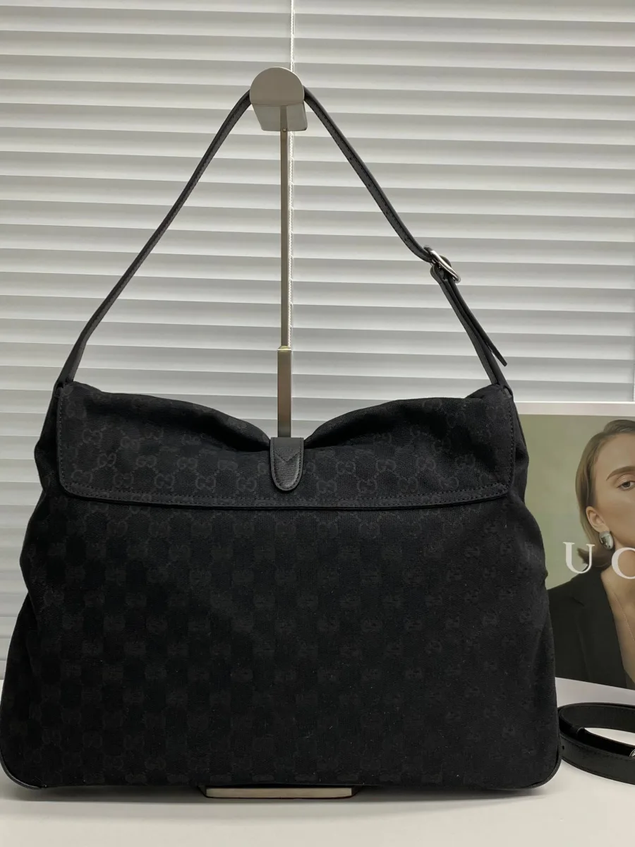 Чёрная сумка Gucci Jackie 1961 из канваса с монограммой GG, вид сзади