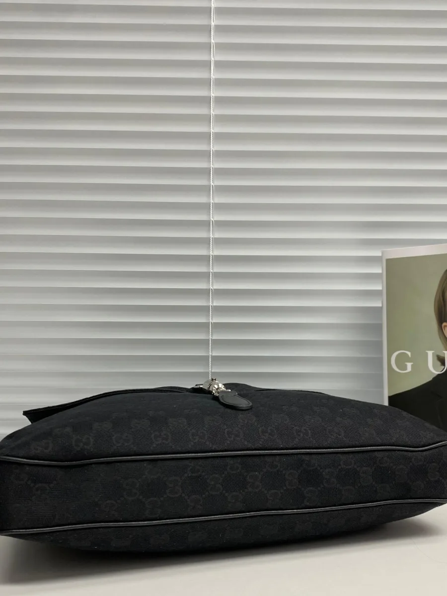 Чёрная сумка Gucci Jackie 1961, вид снизу на кожаное основание и швы