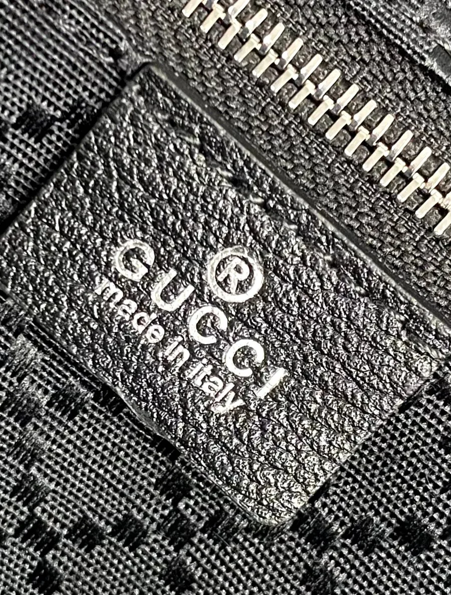 Внутренний карман на молнии и кожаная нашивка с логотипом Gucci