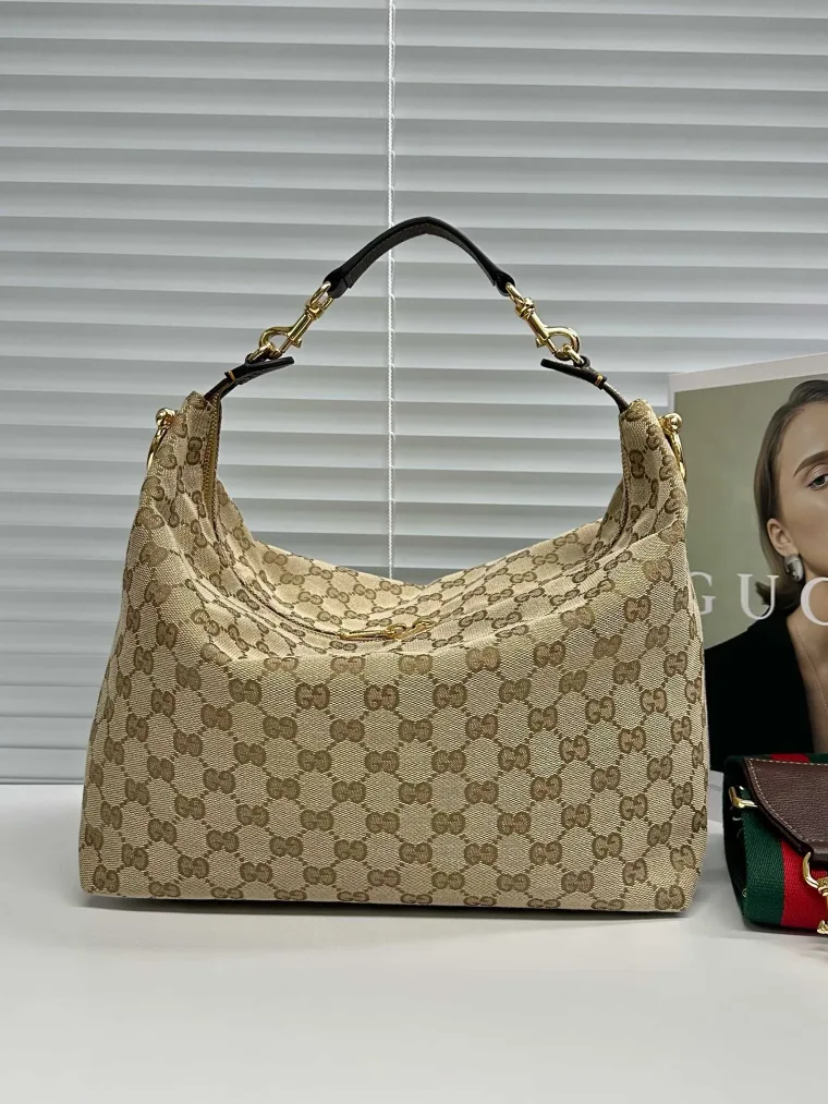 Gucci Бежевая сумка-хобо из канваса GG
