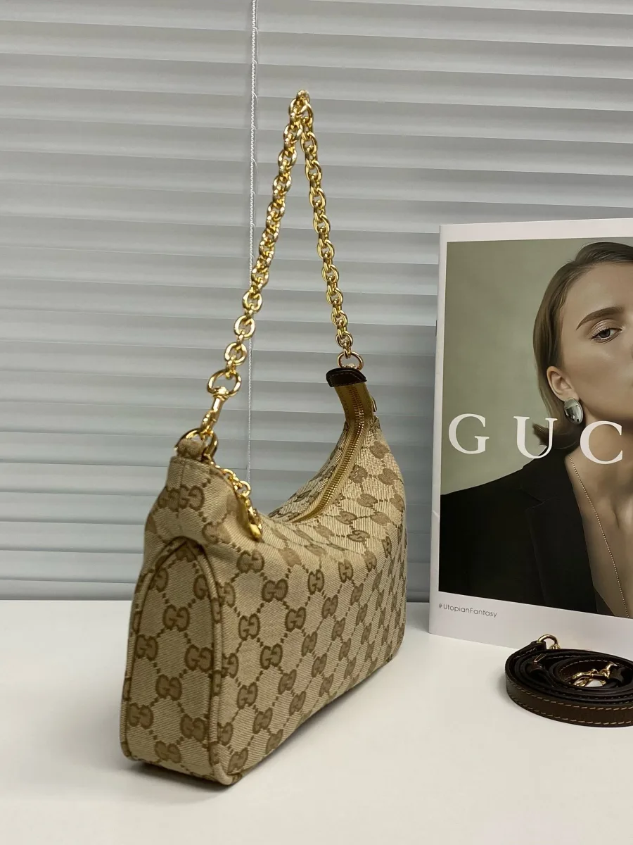 Сумка из канваса с узором GG и коричневой отделкой, вид сбоку