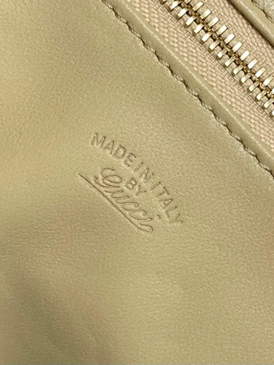Фирменное тиснение Made in Italy by Gucci на внутренней кожаной планке