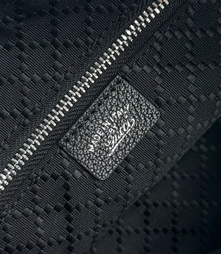 Кожаная бирка с серебристым тиснением Made in Italy by Gucci внутри сумки