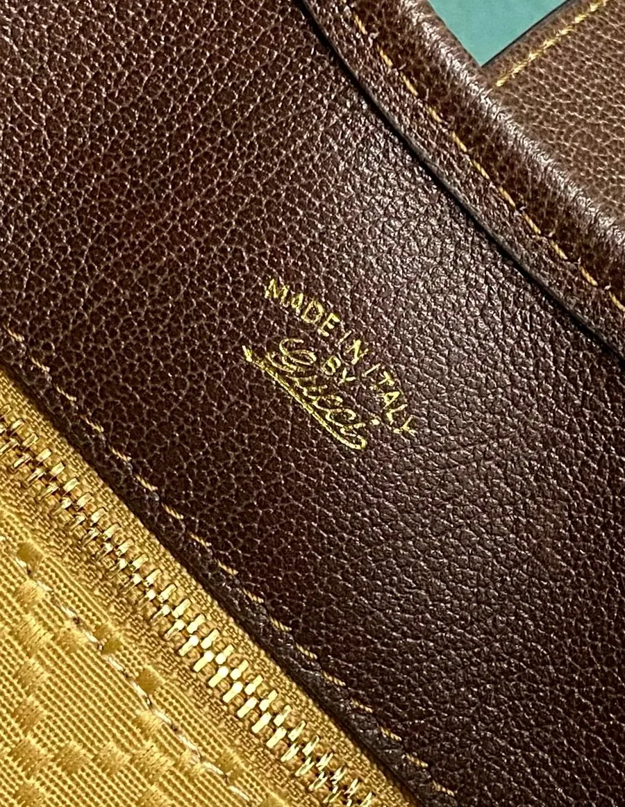 Внутренний карман на молнии и золотистый принт Made in Italy by Gucci
