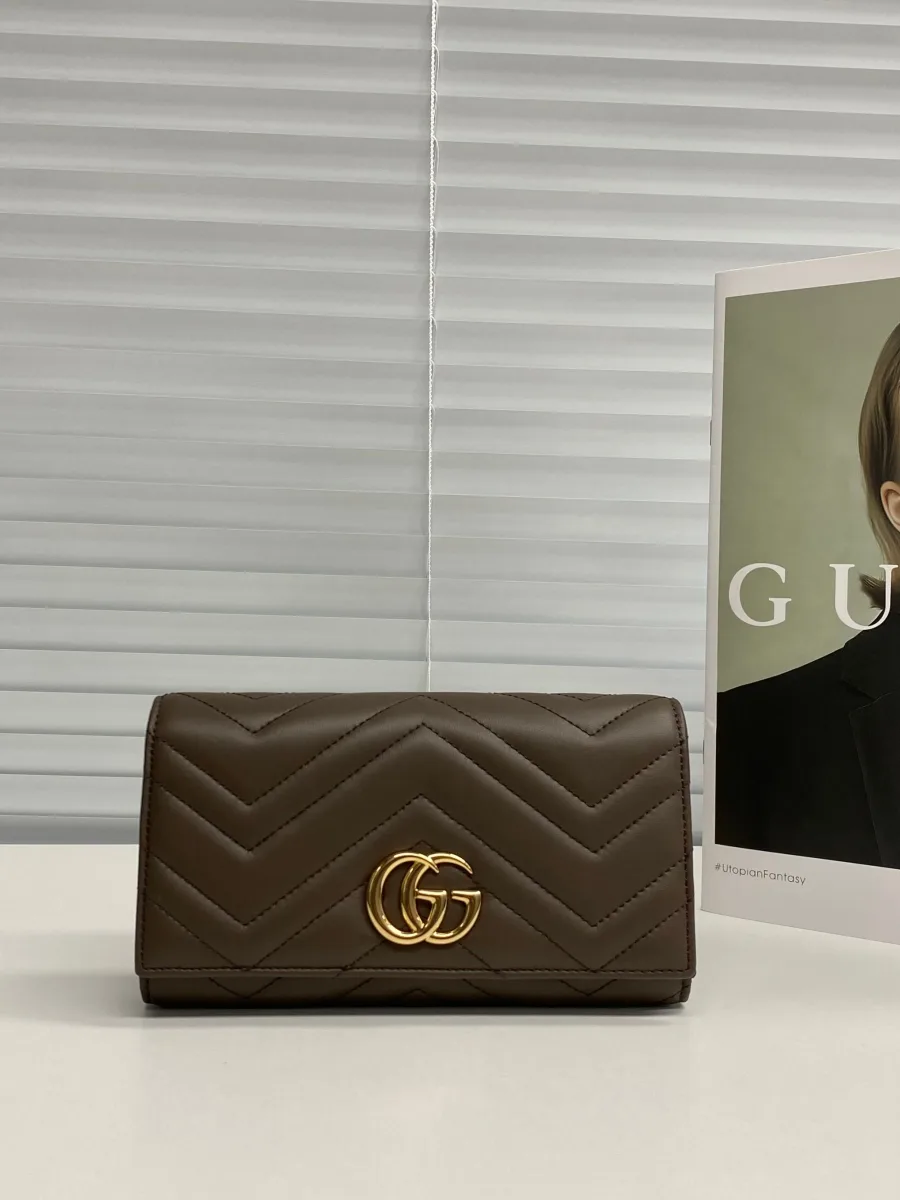 Серо-коричневый длинный кошелёк Gucci GG Marmont с V-образной стёжкой и золотистым логотипом