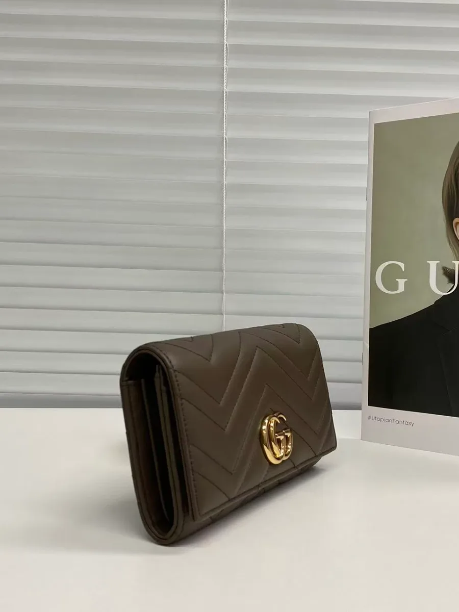 Кошелёк Gucci GG Marmont в ракурсе три четверти на светлом фоне