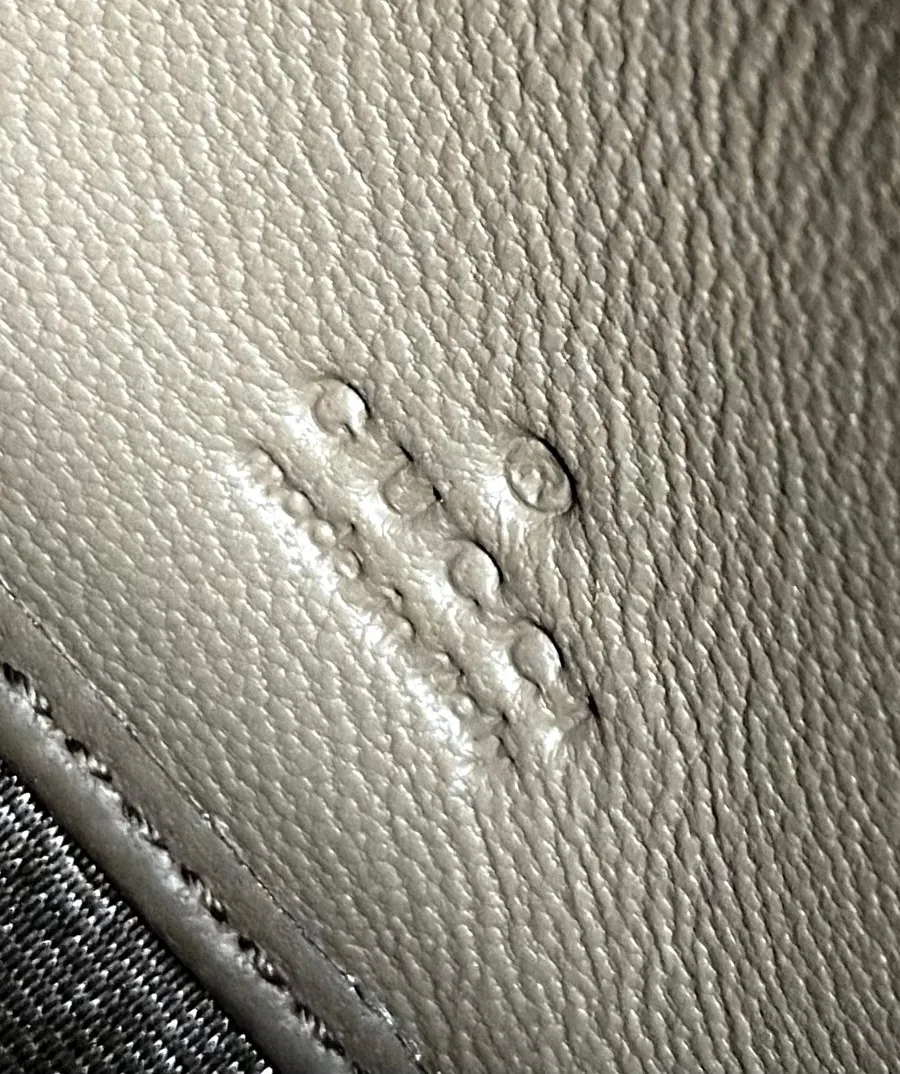 Фирменное тиснение Gucci Made in Italy на фактурной коже внутри кошелька