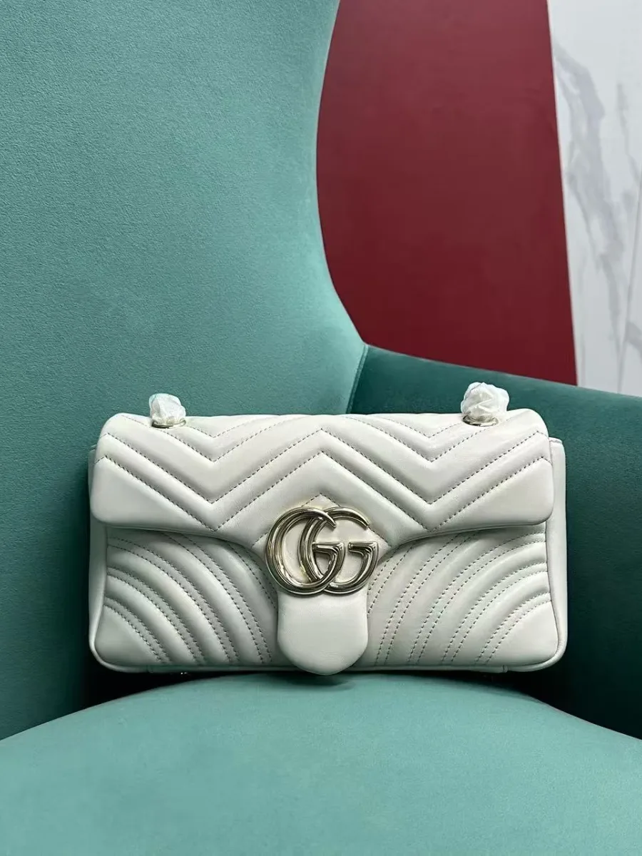Белая сумка на плечо GG Marmont со стеганым узором и золотистой пряжкой Double G, вид спереди