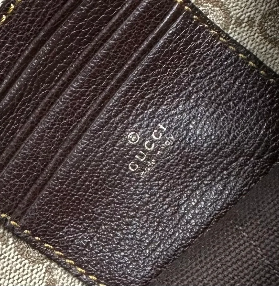 Внутренний кожаный блок на три карты с золотистым тиснением Gucci Made in Italy