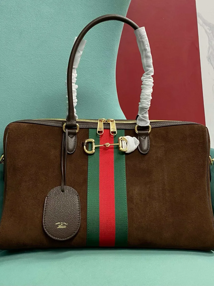 Сумка Gucci Borsetto из коричневой замши с лентой Web и пряжкой Horsebit, вид спереди