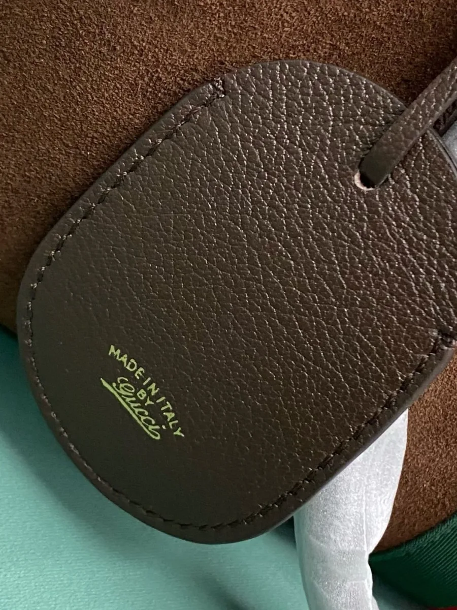Кожаный брелок-клошет с золотистым логотипом Made in Italy Gucci