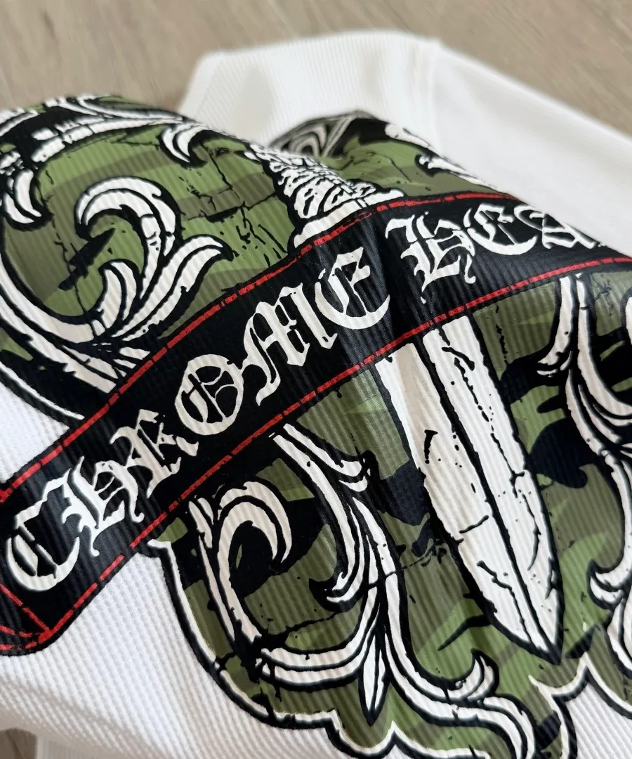 Фрагмент камуфляжного принта с лентой и надписью Chrome Hearts