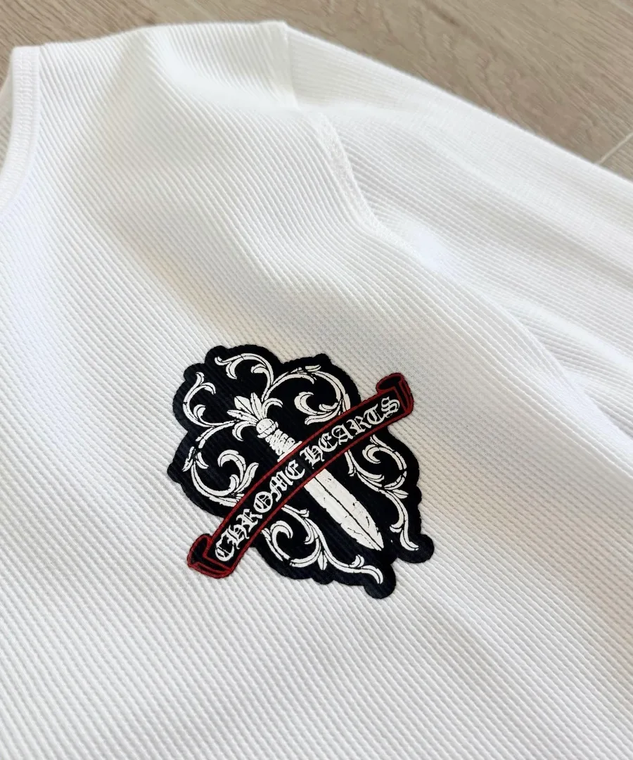 Принт с кинжалом и лентой Chrome Hearts на левой стороне груди