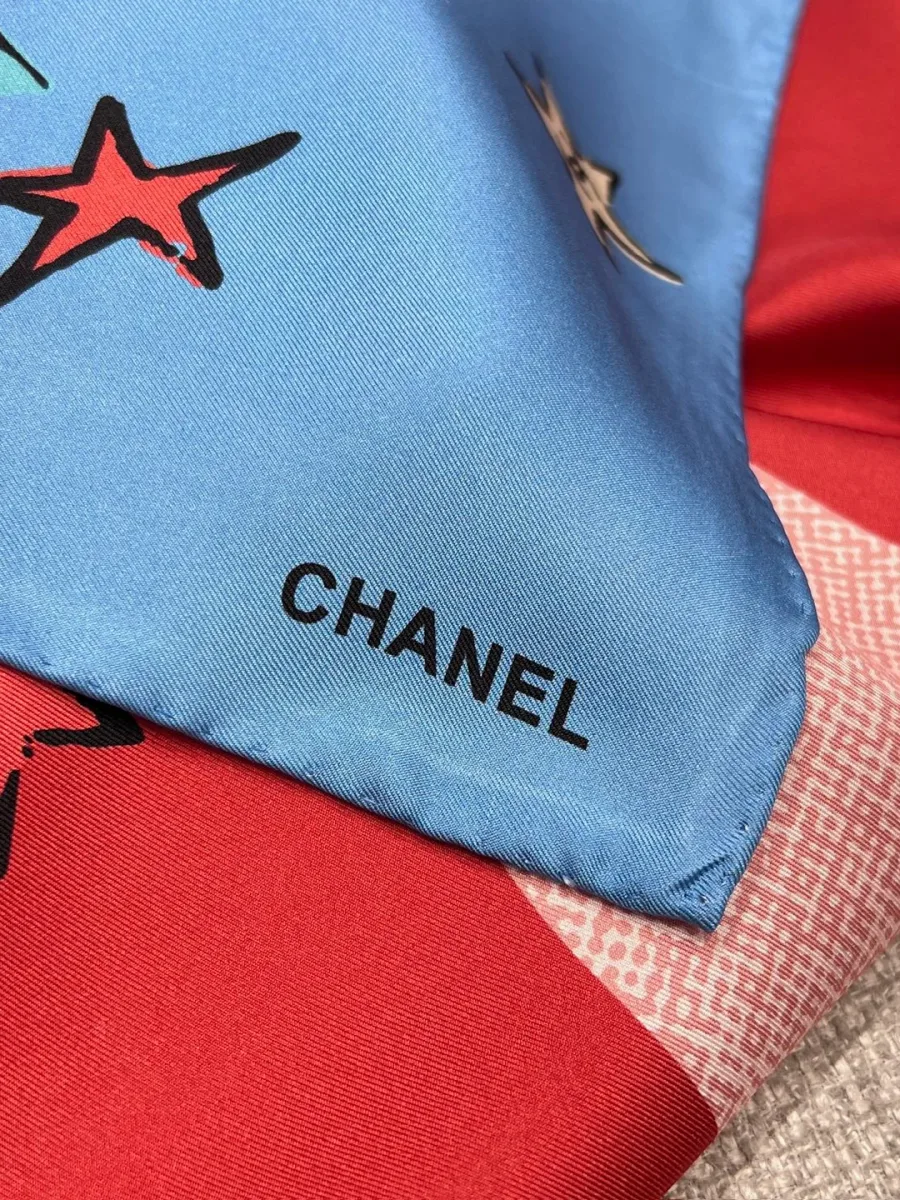 Угол платка с надписью CHANEL и принтом в виде звёзд