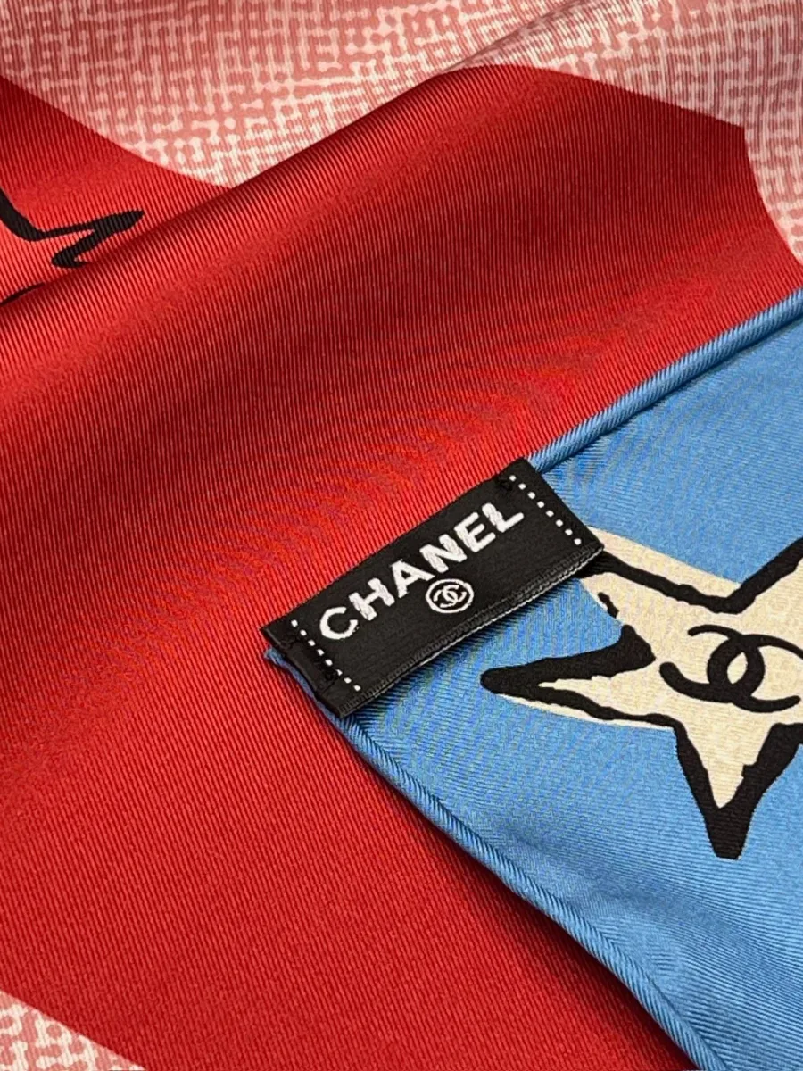 Подрубочный шов платка, фирменная бирка CHANEL и рисунок со звездой