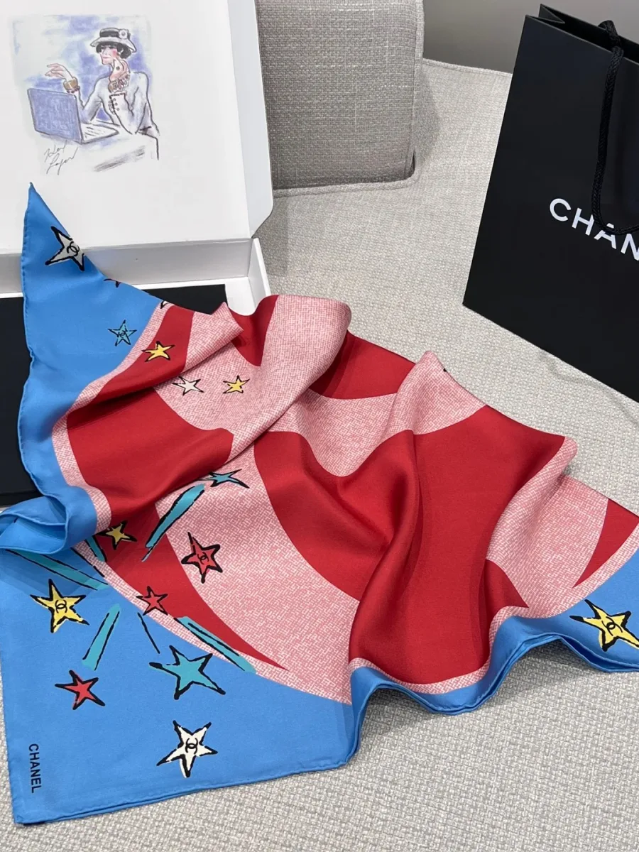 Шёлковый платок рядом с открытой коробкой и фирменным пакетом CHANEL