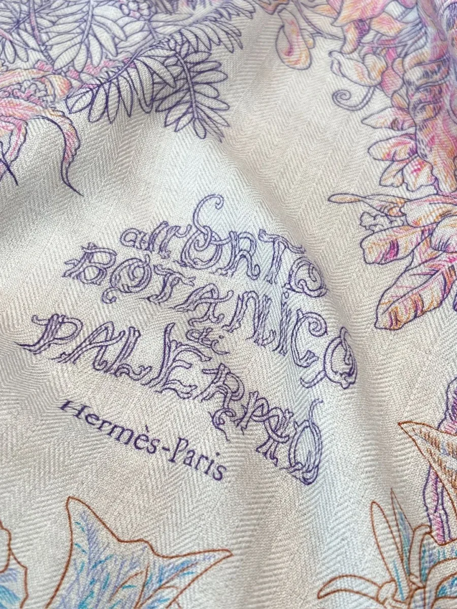 Деталь шали крупным планом с надписью L'Orto Botanico di Palermo и логотипом Hermes