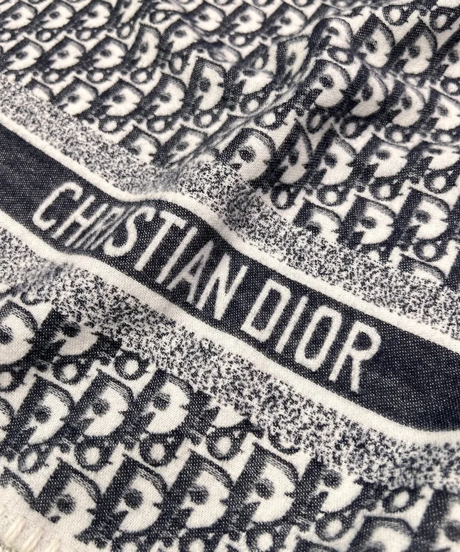 Крупный план надписи Christian Dior и монограммного узора на ткани