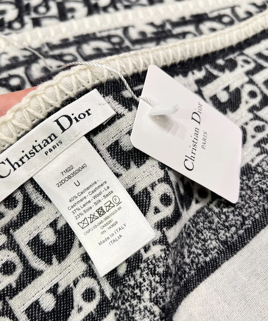 Вшитый фирменный ярлык с логотипом Christian Dior и артикулом