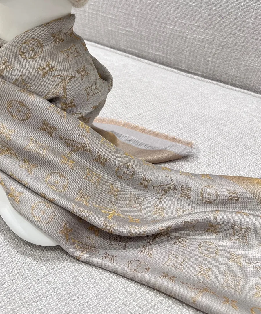 Драпировка шали с жаккардовым узором Monogram и золотистым блеском