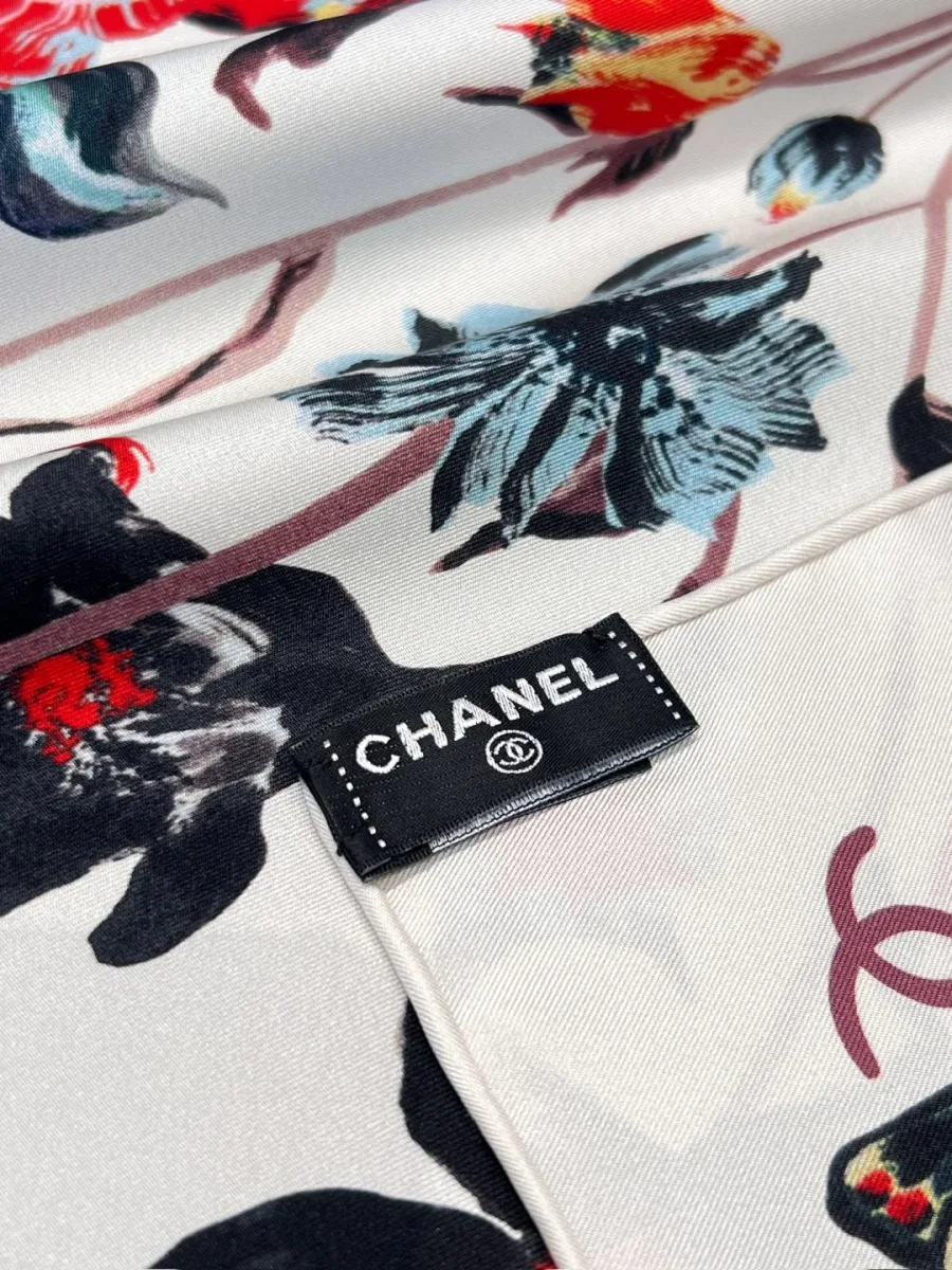 Фрагмент шёлкового полотна с фирменной тканевой биркой Chanel