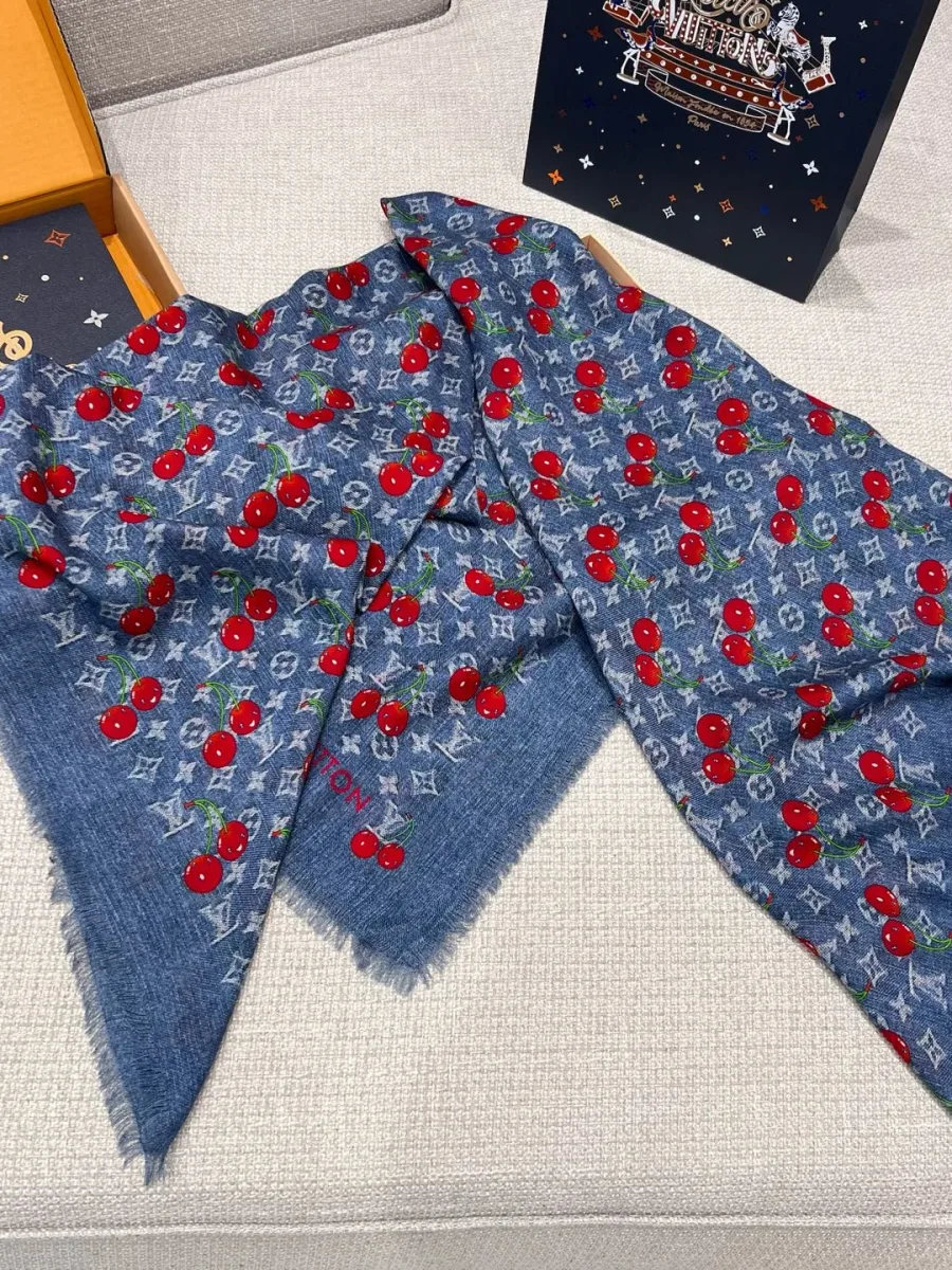 Синяя шаль с узором Monogram и вишнями рядом с подарочной упаковкой