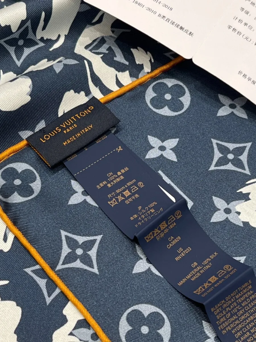 Фирменная бирка Louis Vuitton и контрастный подшитый вручную край платка крупным планом