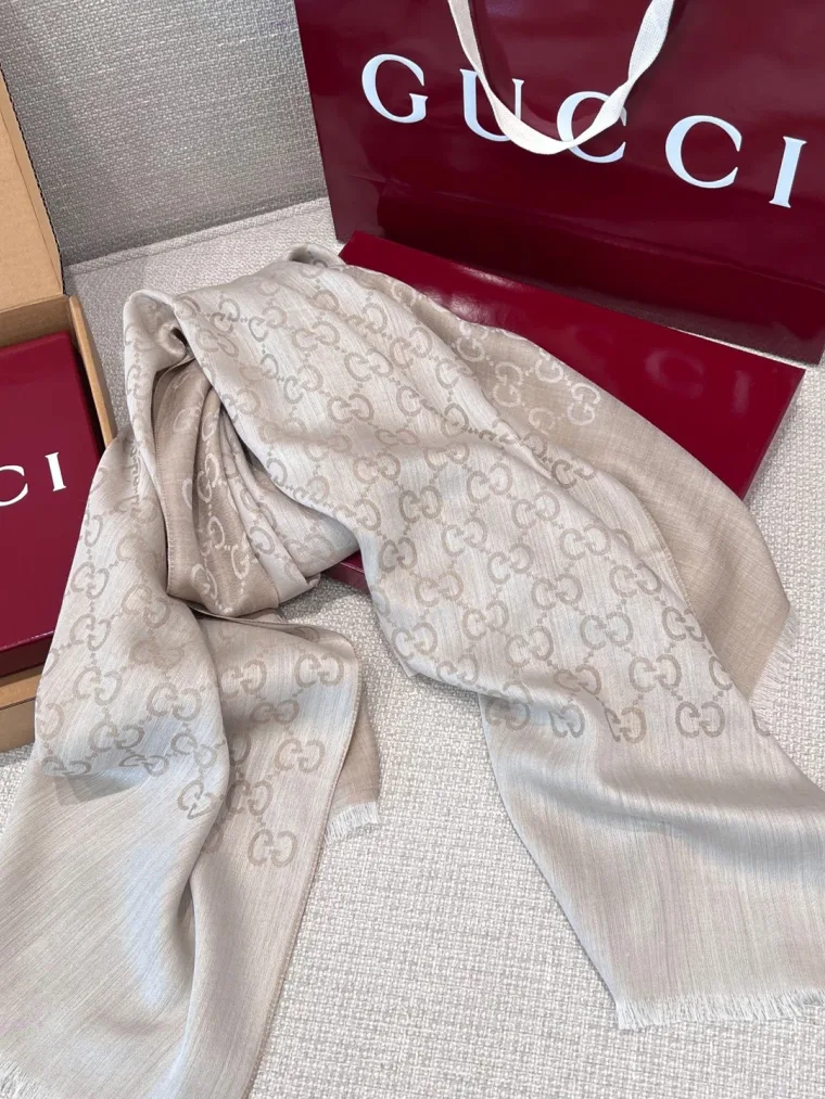 Gucci Бежевый шарф с жаккардовым узором GG