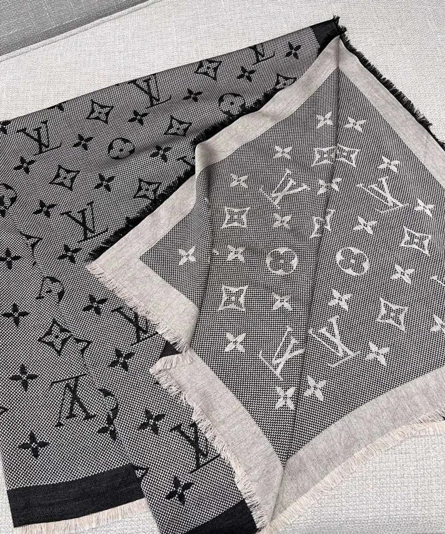 Квадратная двухцветная шаль с узором Monogram в сложенном виде