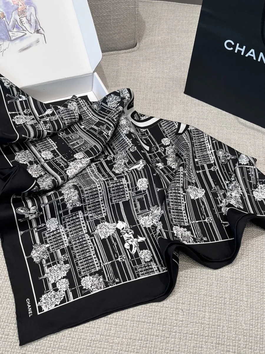 Шёлковый платок Chanel с графическим рисунком в фирменной подарочной коробке