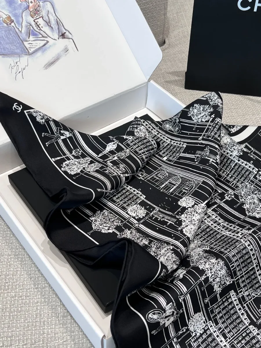Сложенный шёлковый платок Chanel с парижским принтом в открытой коробке