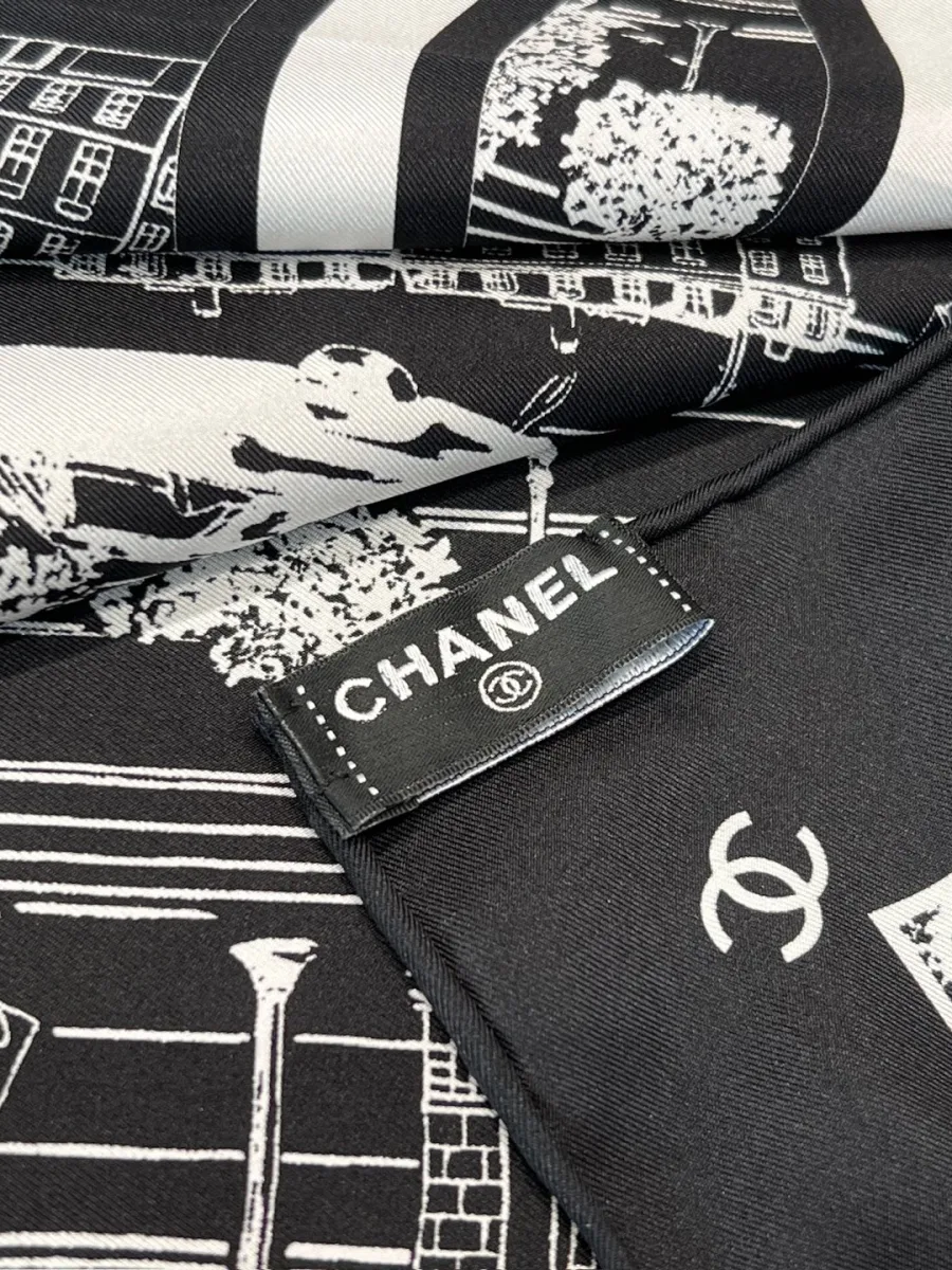 Деталь шёлкового платка Chanel с тканевым ярлыком бренда и обработанным краем