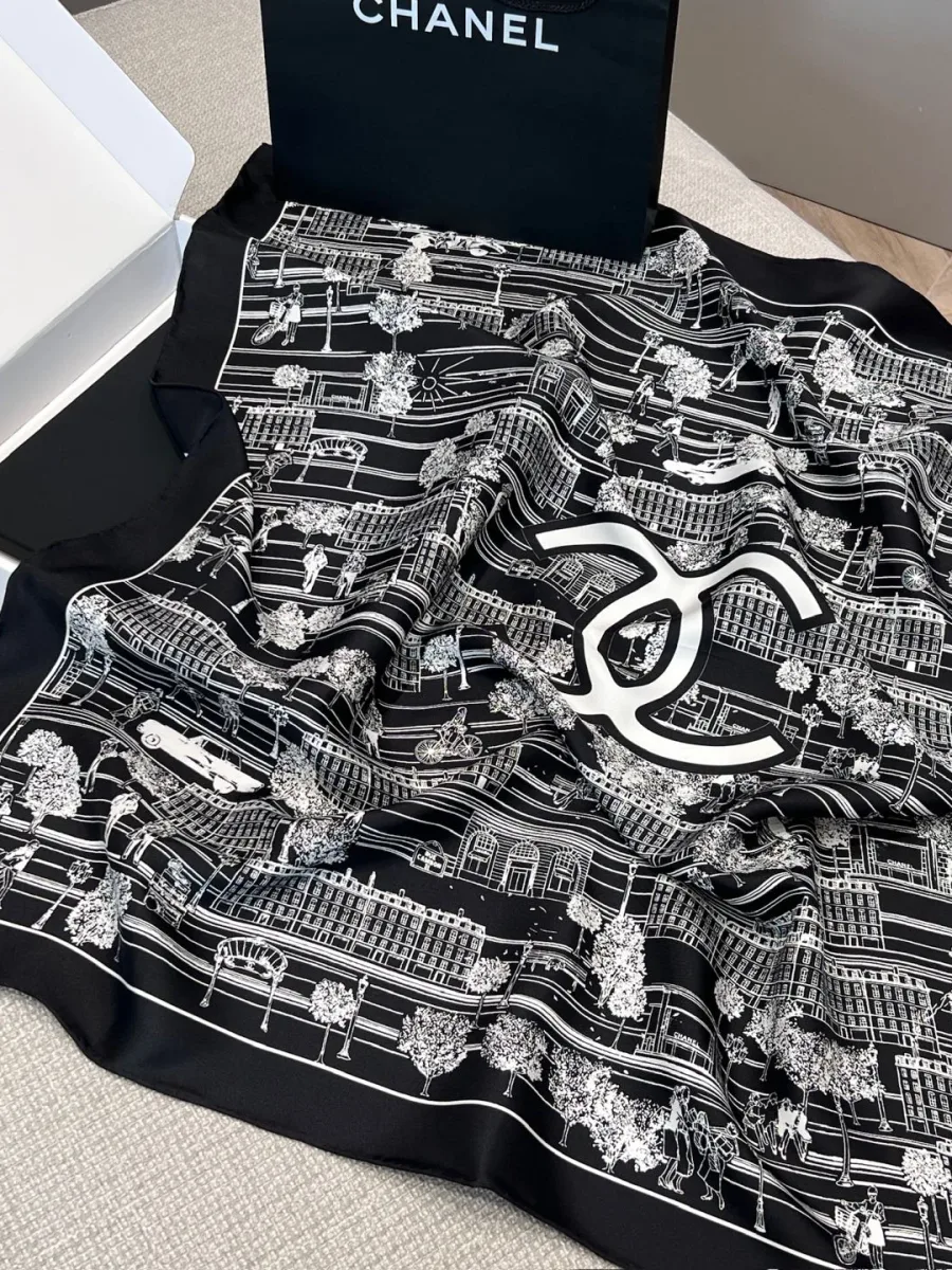 Шёлковый платок Chanel с принтом и логотипом CC, разложенный рядом с упаковкой