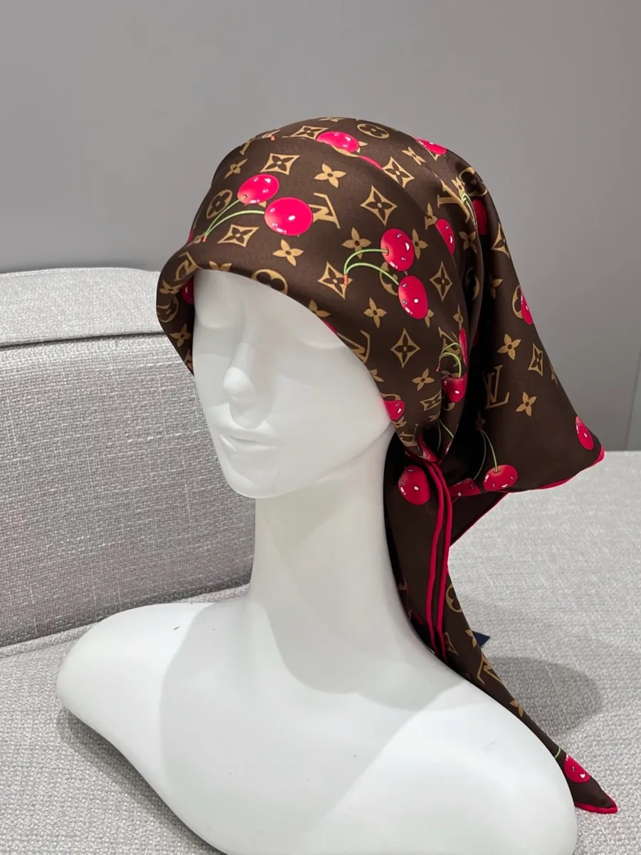 Шёлковый платок с принтом Monogram Cerises, повязанный на манекене