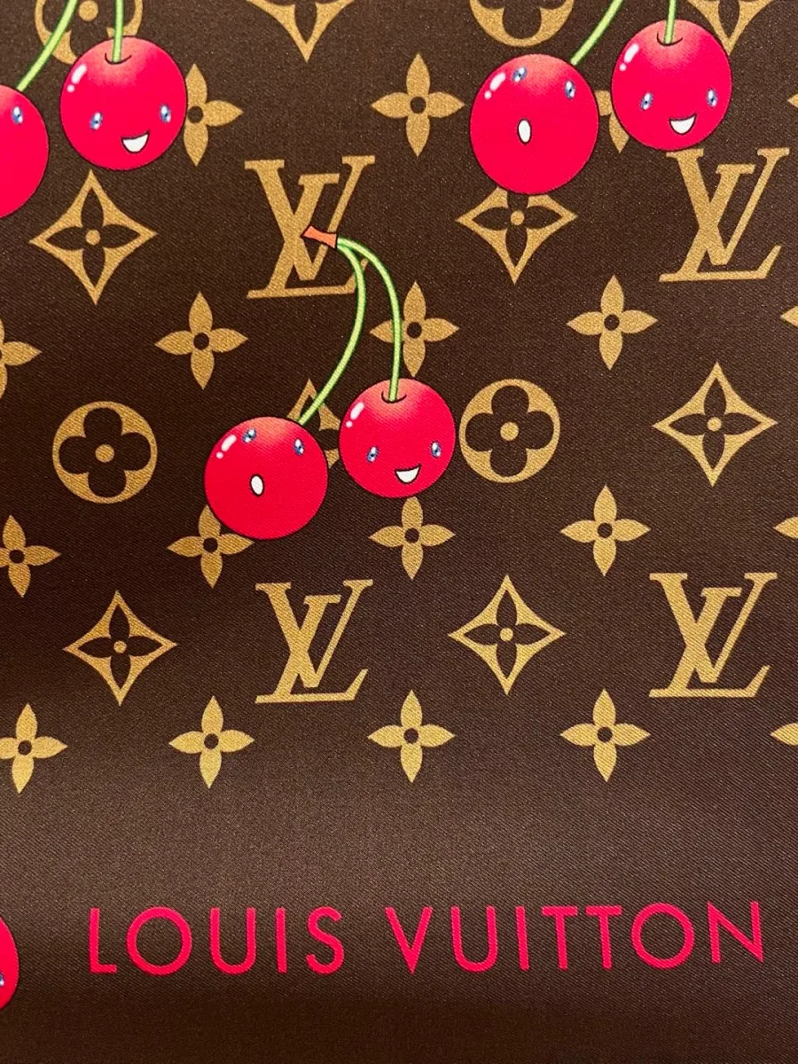 Крупный план принта с вишнями, монограммой и надписью Louis Vuitton
