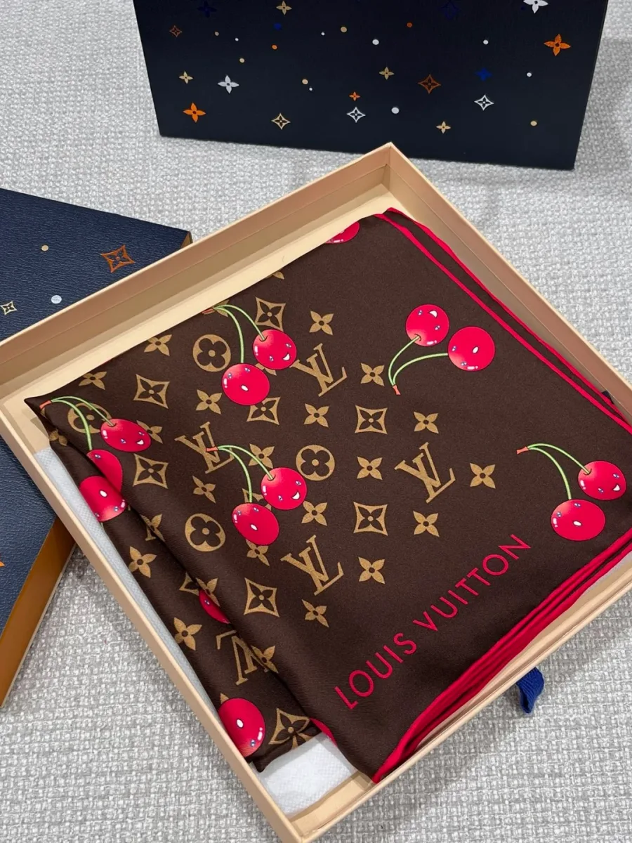 Сложенный шёлковый платок Monogram Cerises в подарочной коробке