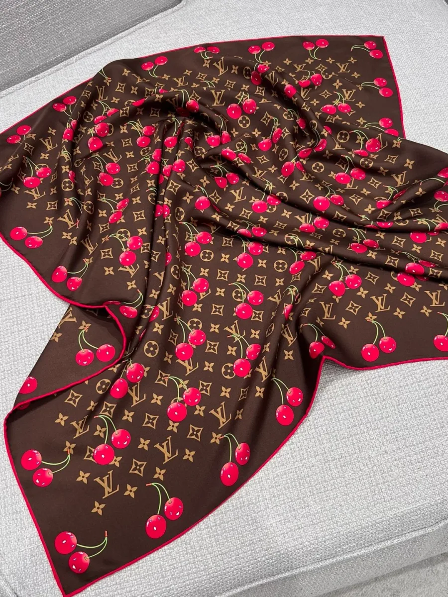 Шёлковый платок с узором Monogram Cerises, драпированный на диване