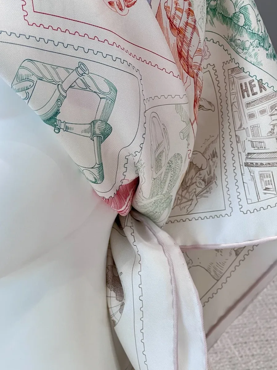 Фрагмент платка Hermes с марками, уложенного на манекене