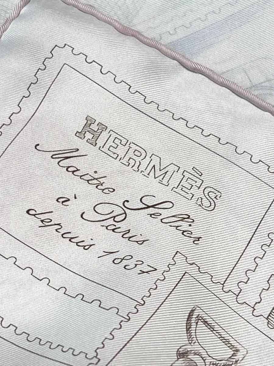 Крупный план надписи Hermes Maître Sellier на шёлковом платке