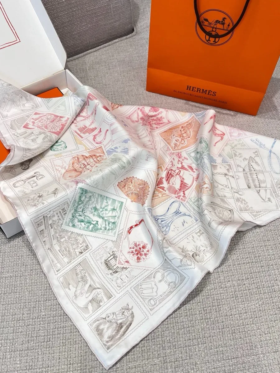 Платок Hermes с принтом почтовых марок на подарочной коробке и пакете