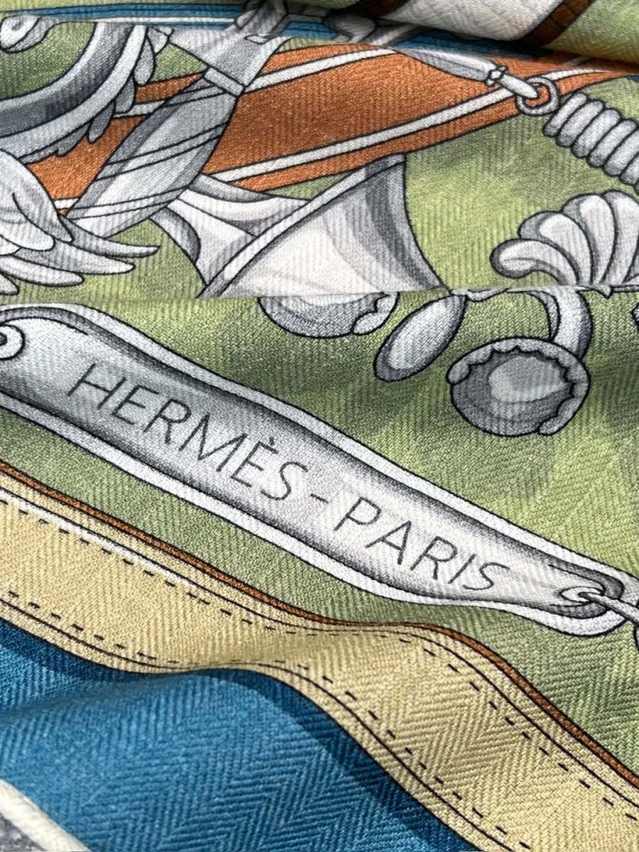 Деталь принта шали крупным планом с надписью Hermes Paris