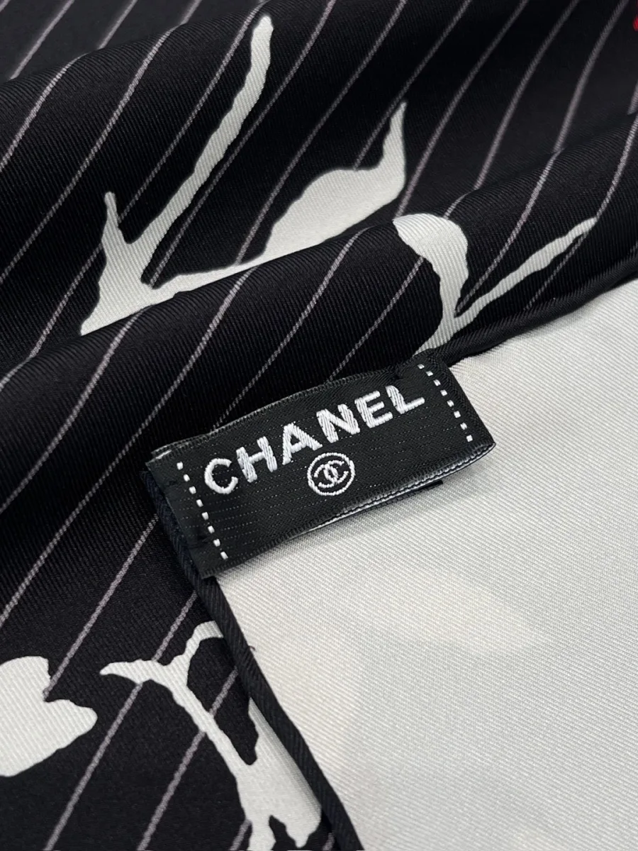 Фирменная пришивная бирка Chanel на шёлковом платке с цветочным принтом