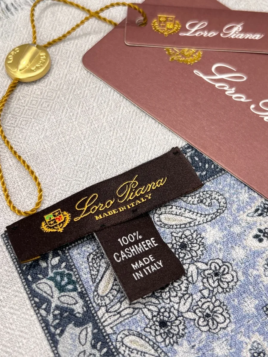 Тканевый ярлык Loro Piana с составом 100% кашемир и навесные бирки